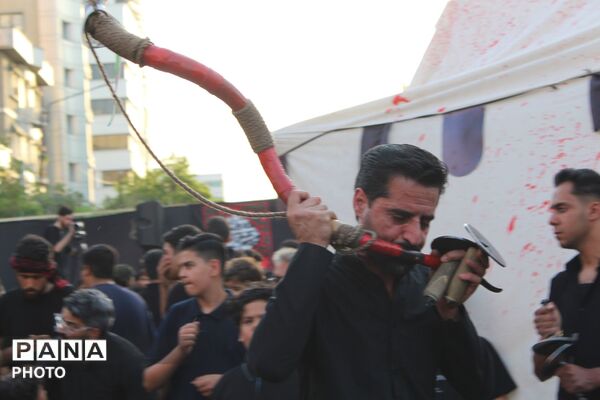 ماتم حسینی در چهارراه بهار؛ ضجه های عاشورایی در غروب غربت