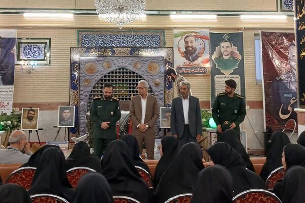 برگزاری یادواره شهدا به مناسبت هفته دفاع مقدس در دبیرستان حضرت زینب(س) ناحیه یک شهرری