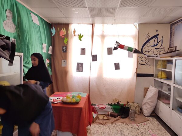 فضا‌سازی مدرسه انقلاب در هنرستان بصیرت آشخانه