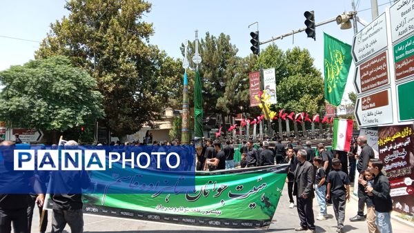 عزاداری ظهر  عاشورا در خیابان‌های شهر نیشابور 
