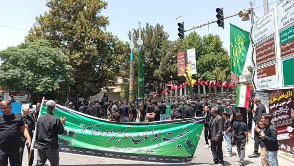 عزاداری ظهر  عاشورا در خیابان‌های شهر نیشابور 