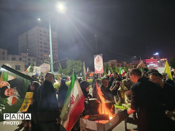 حضور گسترده مردم در سالگرد چهلمین روز درگذشت رهبر شهید در خیابان‌های شهر بندرعباس