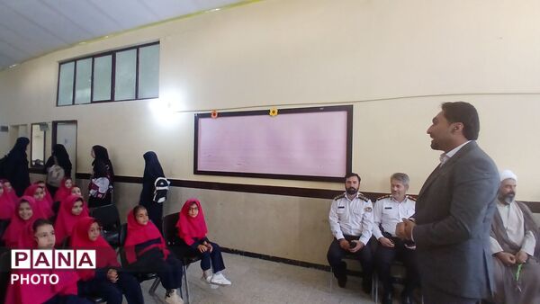 آموزش نکات ایمنی و فرهنگ ترافیکی به دانش‌آموزان روستای کندر 