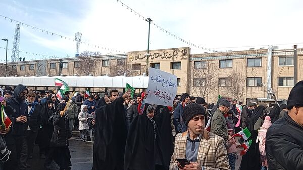 راهپیمایی ۲۲ بهمن در مشهد با حضور فرمانده واحدهای حوزه ۱۹ بسیج دانش‌آموزی منطقه تبادکان