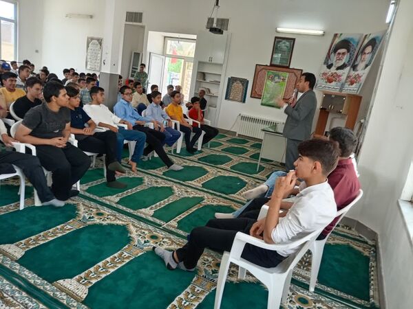 حضور جمعی از اعضای دبیرستان نمونه آیت‌الله خامنه‌ای در مدرسه نمونه دانش