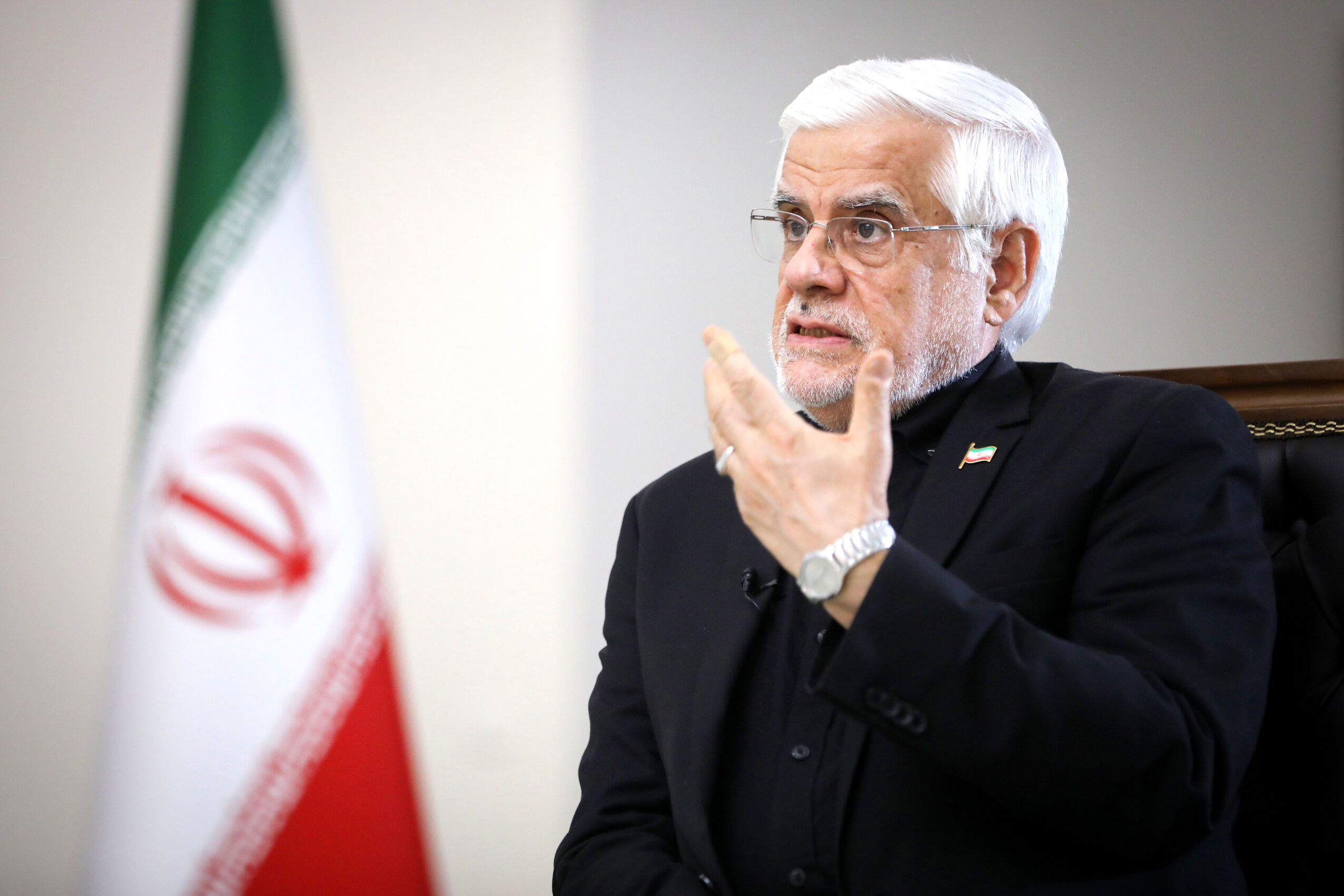 پرچم ایران تحت نگاه استوار رهبری و با همان سیرتِ «امامِ شهید» برافراشته است