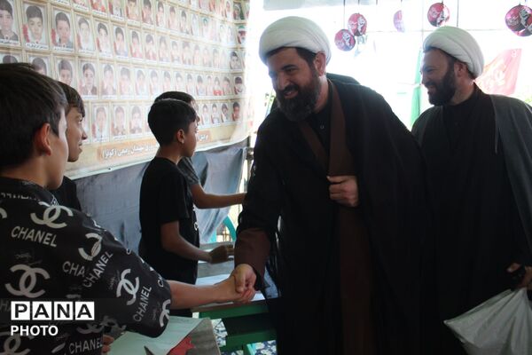 موکب های شهرستان فاروج در حال خدمت رسانی به زائران به رهبر انقلاب 