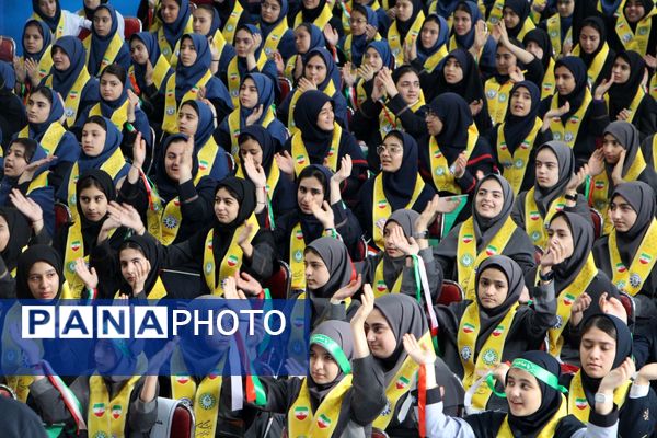 هم‌سرایی هزار نفری دانش‌آموزان یاور انقلاب در اسلامشهر