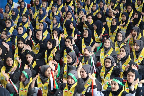 هم‌سرایی هزار نفری دانش‌آموزان یاور انقلاب در اسلامشهر