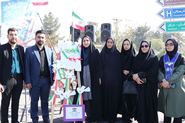 برپایی غرفه سازمان دانش‌آموزی دلیجان در راهپیمایی روز دانش‌آموز