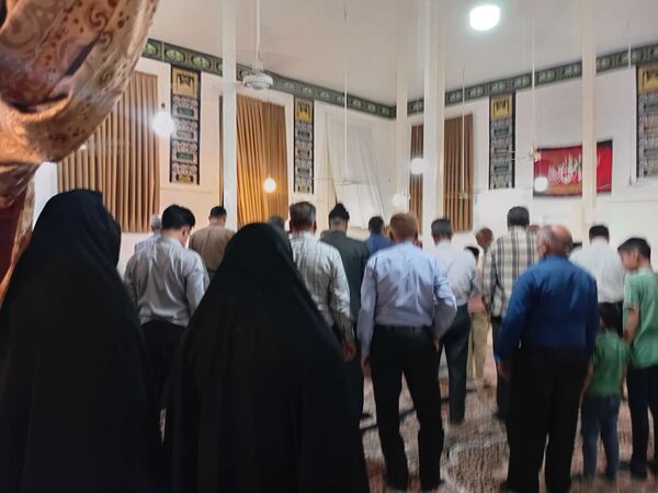 نماز جماعت در مراسم شب بیعت با امام زمان (عج) در خلیل آباد