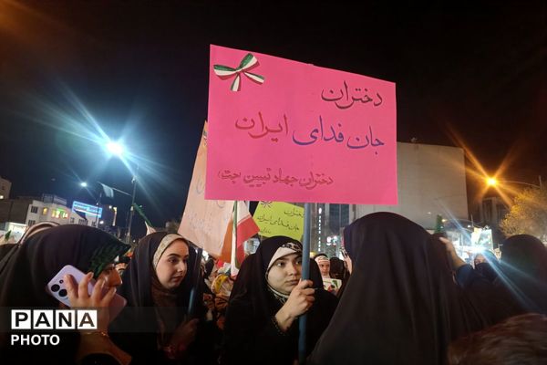 حضور دانش‌آموزان و نوجوانان در راهپیمایی شبانه اردبیل