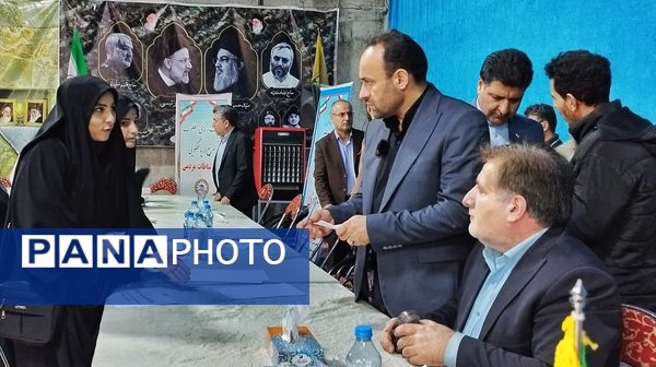 برپایی میز خدمت نماینده مردم اشتهارد در مصلی شهرستان اشتهارد