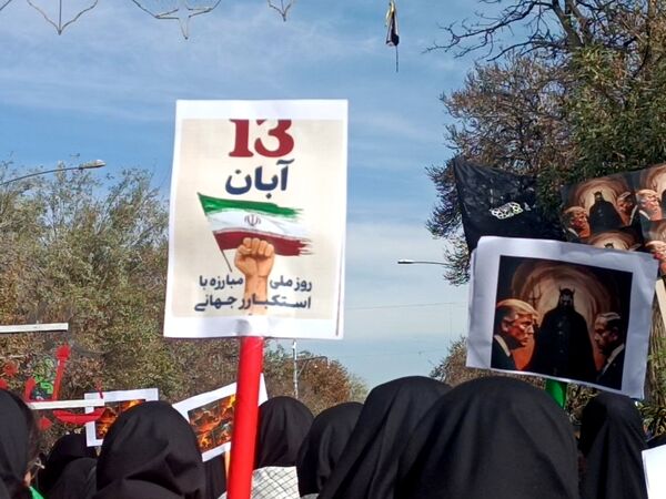 حضور پرشور دانش‌آموزان دبیرستان هیئت امنایی معراج اردبیل در راهپیمایی روز ۱۳ آبان ماه