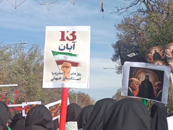 حضور پرشور دانش‌آموزان دبیرستان هیئت امنایی معراج اردبیل در راهپیمایی روز ۱۳ آبان ماه