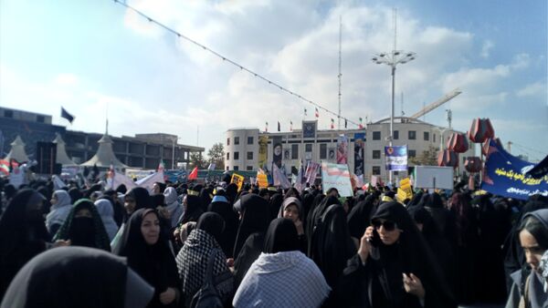 راهپیمایی به مناسبت ۱۳ آبان در میدان شهدا 