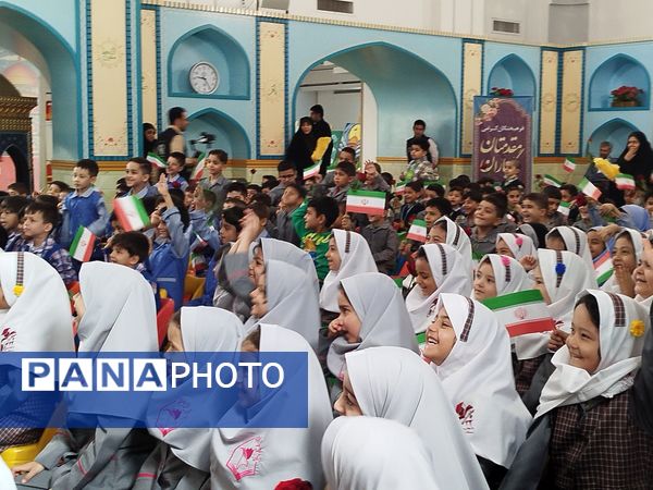 شادی و رنگ در جشن شکوفه‌ها در حرم امام رضا (ع)