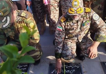 عطرافشانی و غبار روبی شهدای اصفهان در آئین ملی میهمانی لاله‌ها