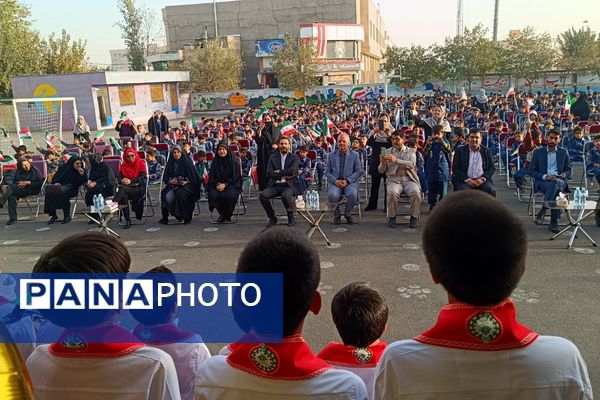 دانش‌آموزان دبستان معمارزاده در سیزده آبان