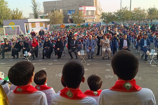 دانش‌آموزان دبستان معمارزاده در سیزده آبان