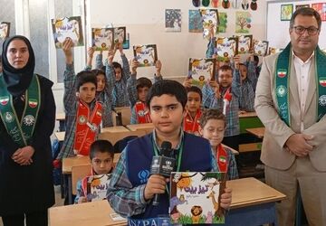 حال خوش کتابخوانی با هدیه کتاب به دانش‌آموزان