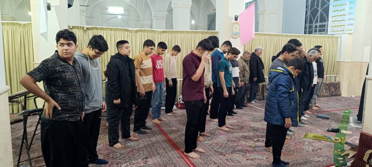 مراسم معنوی اعتکاف دانش‌آموزان پسر ابرکوهی در مسجد چهارده معصوم 
