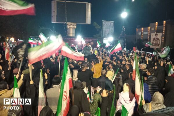 حضور مستمر و همدل مردم پردیس در تجمعات شبانه با وجود بارندگی