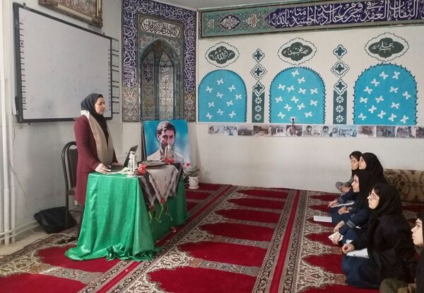 اجرای طرح لاله‌های روشن در دبیرستان شهید همت شهرستان ملارد 