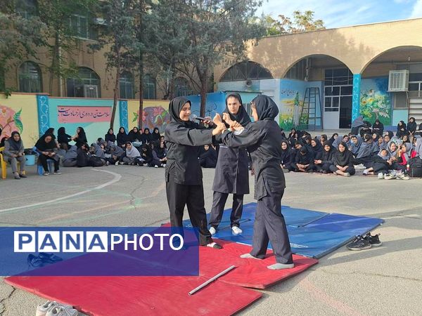 مسابقات ورزشی و اهدای جوایز به ورزشکاران مدال آور در دبیرستان شهید بابایی