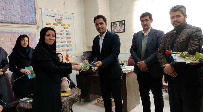 تجلیل شهردار منطقه ۲ اردبیل از معلمان مدرسه اندیشه ۱
