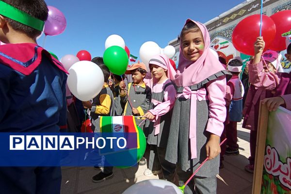 پیش دبستانی‌ها در زرقان تمرین استکبار ستیزی کردند 