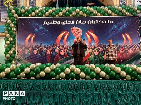 تجدید بیعت دختران وطن با آرمان‌های انقلاب در حسینیه امام