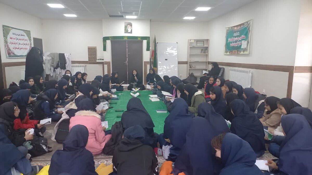 همدلی دانش‌آموزان دبیرستان قلم‌چی خرم‌آباد در گرامیداشت یاد شهدای مقاومت