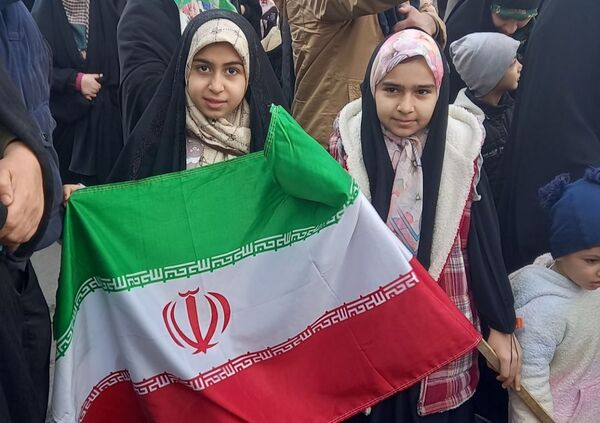 حضور پرشور دانش آموزان دبستان تربیت در راهپیمایی ۲۲ بهمن