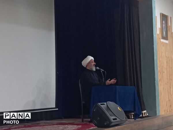 نشست اعضای تشکل های دانش آموزی با امام جمعه کاشمر 