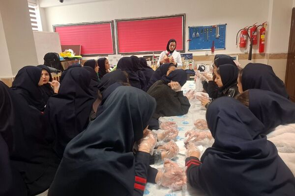 کارگاه تشریح قلب برای دانش آموزان فرزانگان شهرستان ملارد