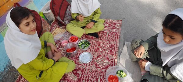 صبحانه سالم به مناسبت هفته سلامت در مدرسه ربابه هاشمیان یزدی شیروان