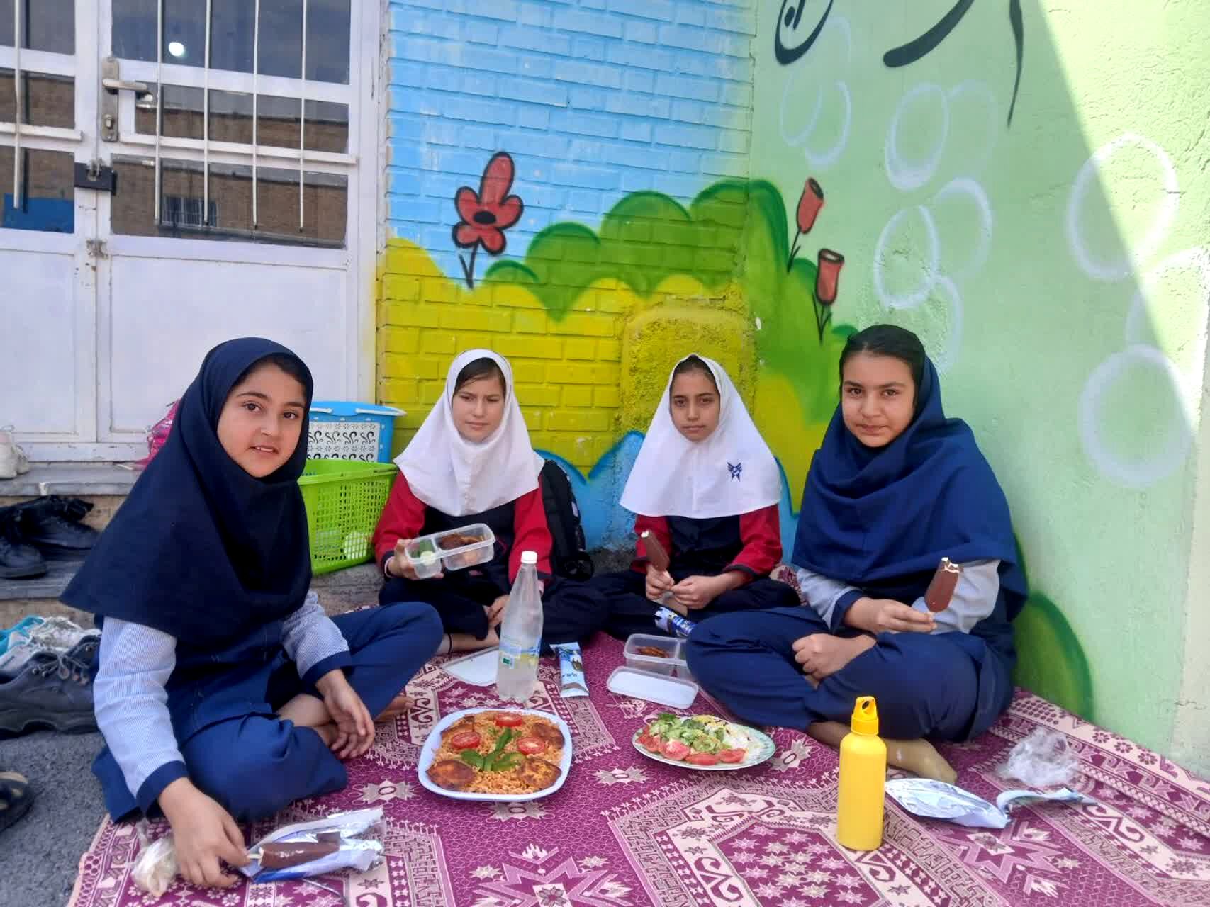 بازارچه درون مدرسه در دبستان دخترانه شهید احمد خاقانی شیروان