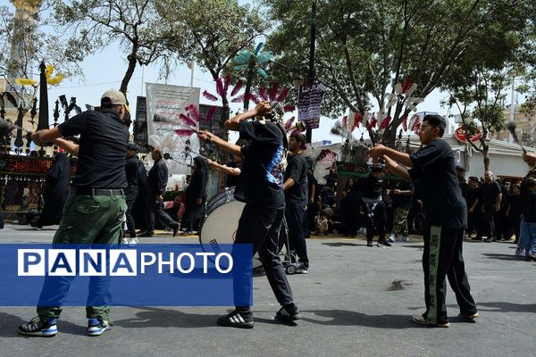 پرچم‌های عزا بر فراز حرم امام رضا(ع)