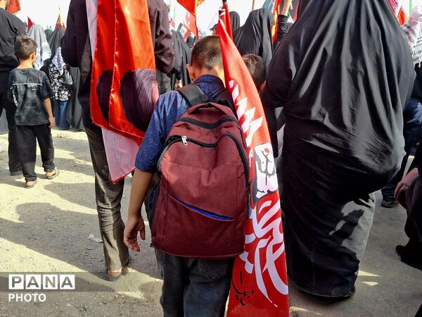 وداع پرشور نوجوانان با آقای شهید ایران 