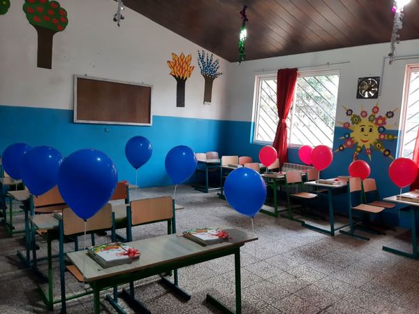 ورود شکوفه‌ها به مدارس در عباس آباد 