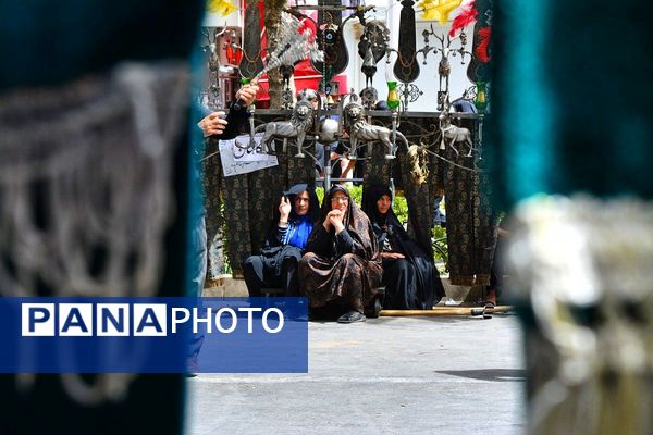 پرچم‌های عزا بر فراز حرم امام رضا(ع)