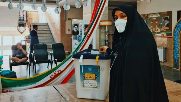 خانواده شهدا پای صندوق‌های رأی حضور پیدا کردند