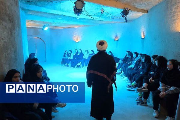 بازدید دانش‌آموزان دبیرستان یادگار امام از کوچه‌های بنی‌هاشم