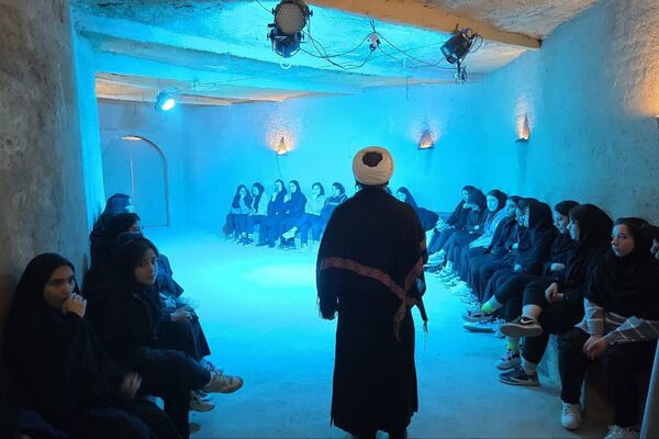 بازدید دانش‌آموزان دبیرستان یادگار امام از کوچه‌های بنی‌هاشم