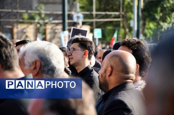 عزاداری مردم مشهد به مناسبت شهادت خادم الرضا(ع)، آیت الله رئیسی و همراهان ایشان