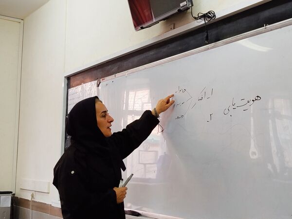 برگزاری کلاس آموزشی با محوریت هویت یابی در دبیرستان دخترانه نور اردبیل