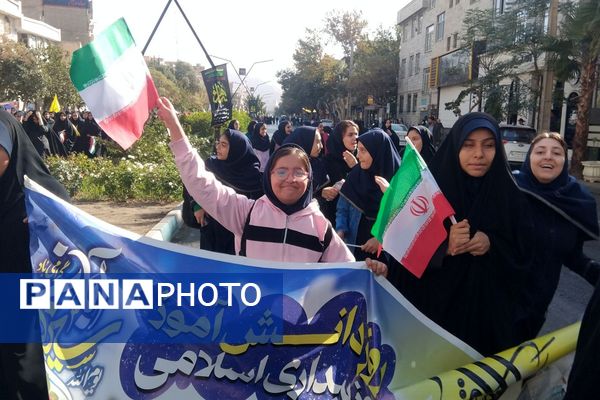 اجتماع عظیم دانش آموزان ناحیه دو شهرری به مناسبت یوم الله ۱۳ آبان در میدان نماز