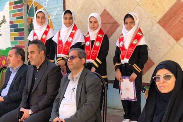 نواختن زنگ مصباح الهدی توسط مدیر آموزش و پرورش ناحیه 2 شهرری در دبستان طواف و معماریان 