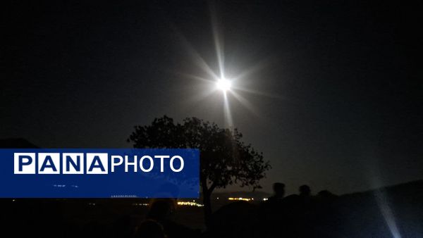 ماه در نقاب سایه زمین 